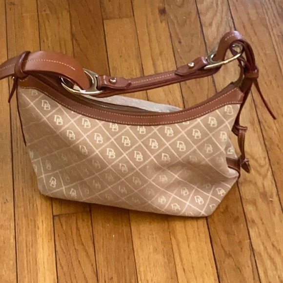 Dooney & Bourke cream and brown canvas hobo bag with leather strap preowned - Picture 2 of 12